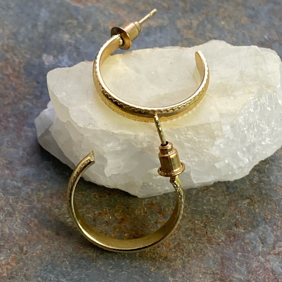 🎈Sale 🎈2 for $10 NWOT textured gold hoop post earrings work casual fun - Picture 1 of 6